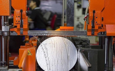 高州立式金属带锯床切削出现跑带故障解决方法！